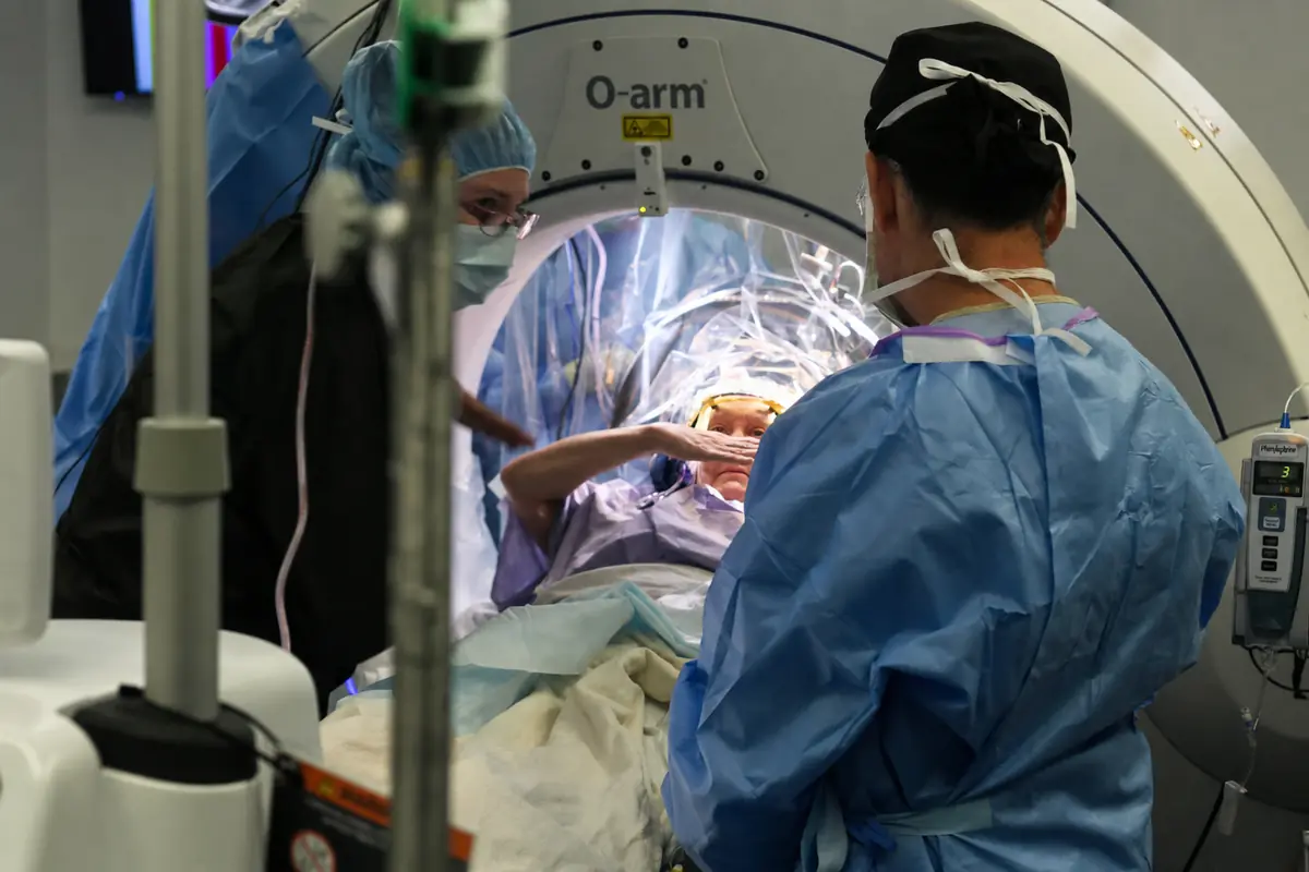 The surgical team at work around a patient positioned in the intraoperative scanner